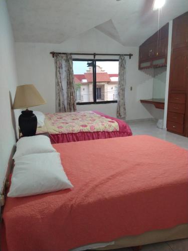Un pat sau paturi într-o cameră la HERMOSA CASA EN CUERNAVACA: JARDÍN DEL LAGO