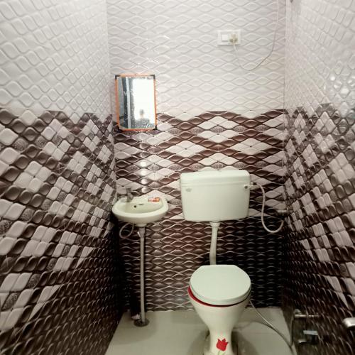 ein Badezimmer mit Toilette und Waschbecken in der Unterkunft Veera's Hostel in Pushkar