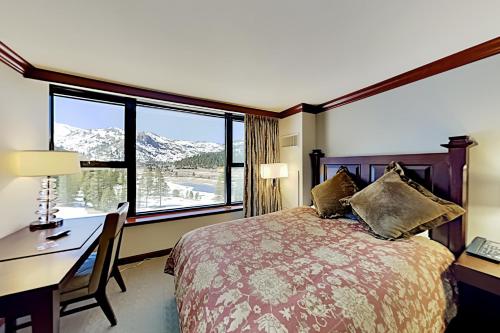 Säng eller sängar i ett rum på Resort at Squaw Creek's 810 & 812