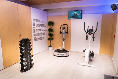a room with two robots on display in a museum at Villa Caribe Resort & Spa in Spigno Saturnia