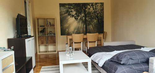 1 dormitorio con cama, mesa y TV en Between Parks - King Bed - Central - Football field, en Bucarest