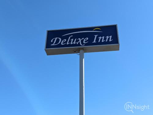 a sign for a delius inn on a blue sky at Deluxe Inn in South San Francisco