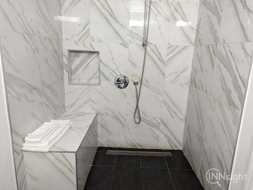 Koupelna v ubytování Deluxe Inn