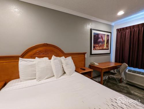 Postel nebo postele na pokoji v ubytování Deluxe Inn