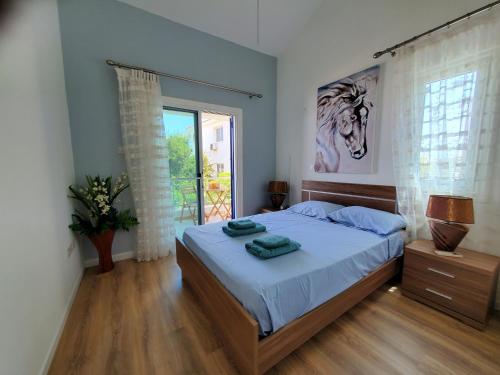 um quarto com uma cama e uma grande janela em Charming 3-Bed Villa in Protaras with heated pool em Protaras