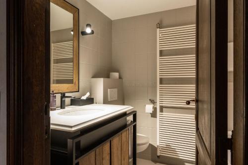 A bathroom at Hotel LEA - Maison Caerdinael