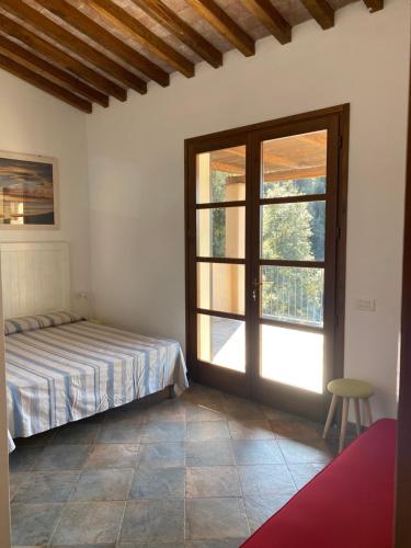 NisportoにあるVilletta ai Periのベッドルーム1室(ベッド1台付)、スライド式ガラスドアが備わります。