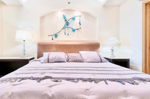 a bedroom with a large bed with two lamps at El Dorado Ajijic by Restavio in Ajijic