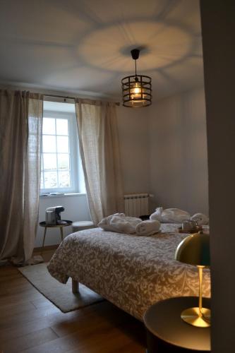 una camera con letto e soffitto di La métairie du rumain a Hengoat