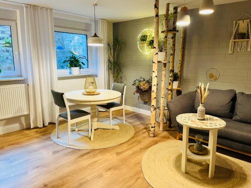 uma sala de estar com uma mesa e um sofá em Extravagantes Apartment em Potsdam