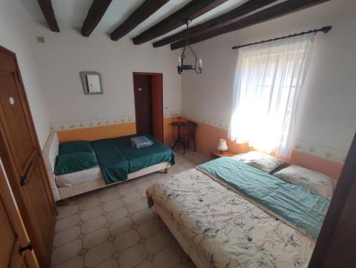 1 Schlafzimmer mit 2 Betten und einem Fenster in der Unterkunft Le domaine du bengal à 2 pas de BEAUVAL in Veuil