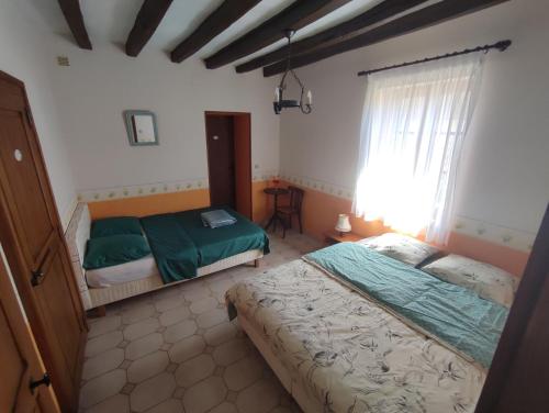 A bed or beds in a room at Le domaine du bengal à 2 pas de BEAUVAL