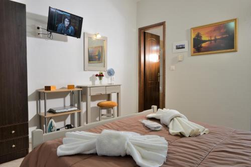 コニツァにあるArtemis Apartmentsのベッドルーム1室(タオル付)