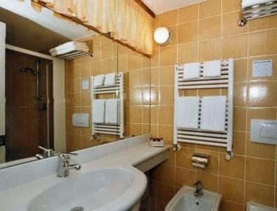 bagno con lavandino e servizi igienici di Hotel Lido a Limone sul Garda