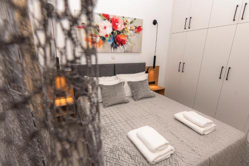 Llit o llits en una habitació de Rikanthos Stone Sea View Apartment