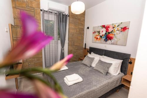 Posteľ alebo postele v izbe v ubytovaní Rikanthos Stone Sea View Apartment Ι