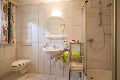 e bagno con lavandino, servizi igienici e doccia. di Apartment Barbara a Stumm