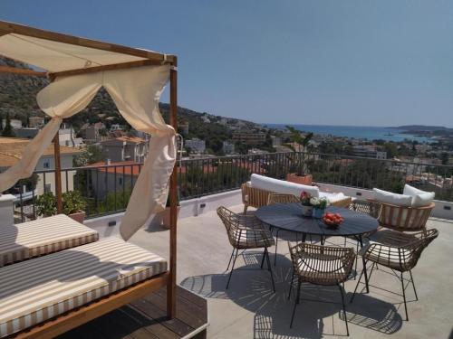 Фотография из галереи Summer Sea View Apartment with Outdoor Jacuzzi- Sauna в Афинах