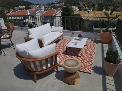 Фотография из галереи Summer Sea View Apartment with Outdoor Jacuzzi- Sauna в Афинах