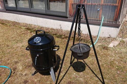 a grill and a pot on a tripod in a yard at NOBORIBETSU no MORI in Noboribetsu