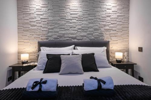 een slaapkamer met een groot bed en 2 blauwe handdoeken bij Ivan Apartment in Dubrovnik