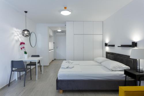 Ένα ή περισσότερα κρεβάτια σε δωμάτιο στο Apartments Sindy and Mendy with parking space in the garage