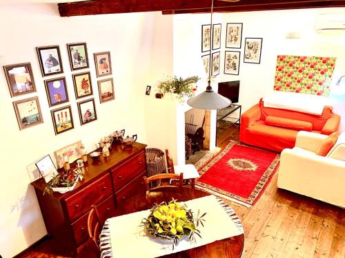Gallery image of -- La Maisonette -- Casa Vacanze -- Nel centro storico a 30 mt dal Parco Aymerich, Museo Menhir, Casa di Sant'Ignazio - Holiday Home with Kitchen in Làconi