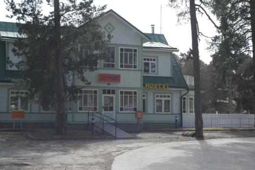 un edificio con un hotel en un lado en Posti Villa, en Võsu