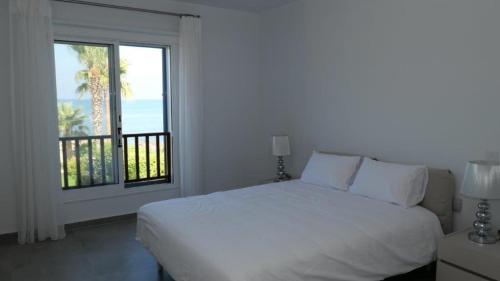 Postel nebo postele na pokoji v ubytování Resitour - Apollo Beach Villa 37