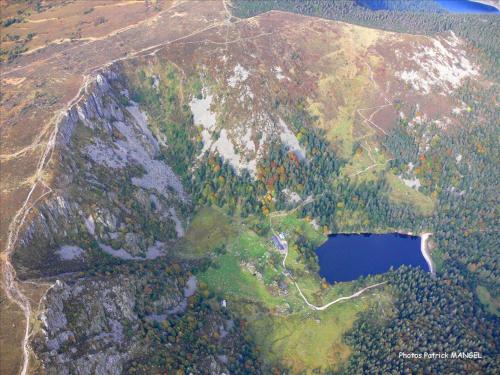 an aerial view of a mountain with a lake on it at Au chalet de JO avec accès à l'espace piscine et jacuzzi in Muhlbach-sur-Munster