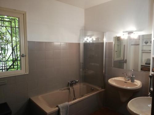 Bilik mandi di Chambre lumineuse, calme absolu