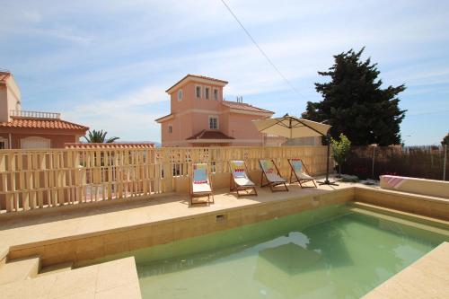 two chairs and a swimming pool in a backyard at Chalet Mediterráneo Bolnuevo by Rental Olé in Puerto de Mazarrón