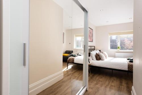 3 Bedroom Garden Apartment Opposite the Beach photo 29