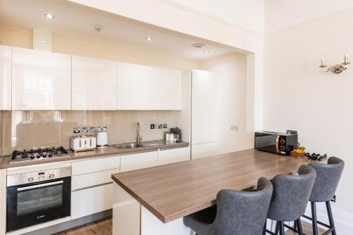 3 Bedroom Garden Apartment Opposite the Beach photo 18