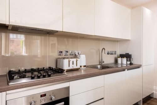 3 Bedroom Garden Apartment Opposite the Beach photo 19