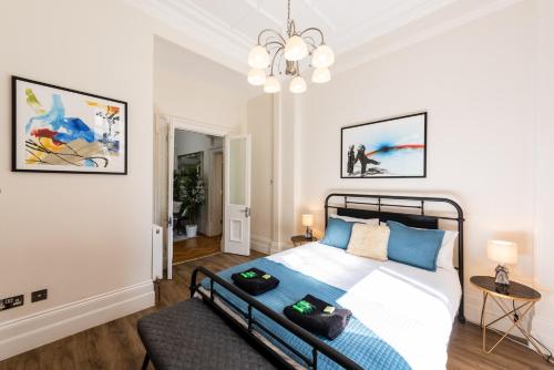 3 Bedroom Garden Apartment Opposite the Beach photo 26
