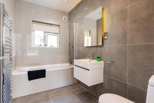 3 Bedroom Garden Apartment Opposite the Beach photo 4