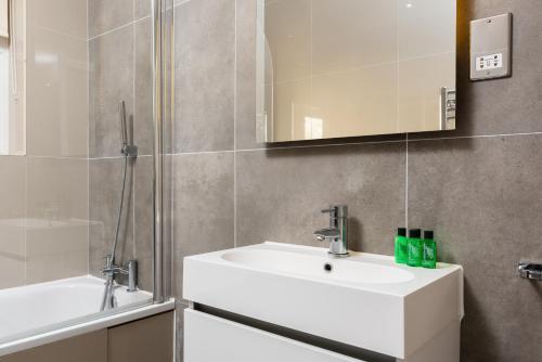 3 Bedroom Garden Apartment Opposite the Beach photo 9