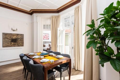 3 Bedroom Garden Apartment Opposite the Beach photo 16