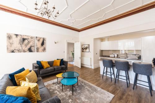 3 Bedroom Garden Apartment Opposite the Beach photo 32