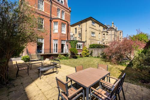 3 Bedroom Garden Apartment Opposite the Beach photo 13