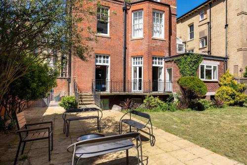 3 Bedroom Garden Apartment Opposite the Beach photo 7