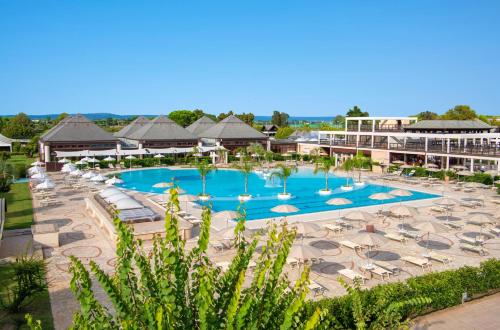 vista aerea su un resort con piscina e sedie di Ethra Reserve Valentino a Castellaneta Marina