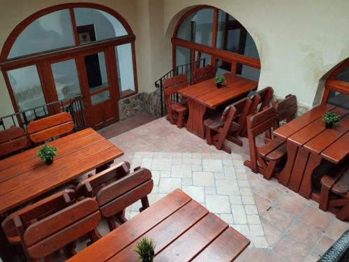 an overhead view of a restaurant with wooden tables and chairs at ELEGANT ROOMS - ULTRACENTRAL - jacuzzi cu hidromasaj in Oradea