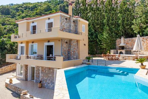 Бассейн в Epidavros Land villa Antigoni или поблизости