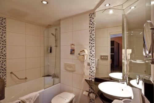 Ванная комната в Kyriad Lyon Sud - Saint Genis Laval