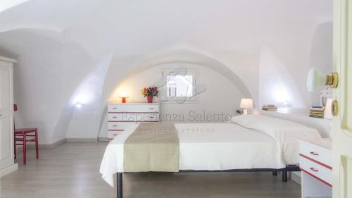タヴィアーノにあるIL CARRADORE - Dimoraの白いベッドルーム(白いベッド1台、ドレッサー付)