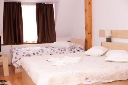 Tempat tidur dalam kamar di Bicaz-Chei