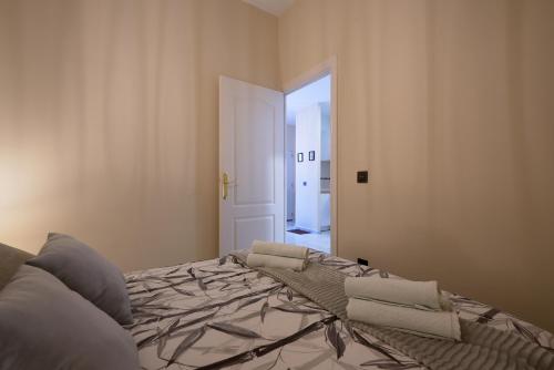 Cama o camas de una habitación en Apartamentos Tejares de Triana 16B