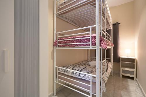 Habitación con 2 literas en una habitación en Apartamentos Tejares de Triana 16B, en Sevilla